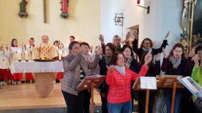 Bild: gi
Eine besondere Atmosphäre verbreitete der Gottesdienst mit Pater Ferdinand aus dem Kongo mit afrikanischen Liedern, Rhythmen und Gesten durch die Singgruppe Taktvoll am Sonntag in der Kirche Tröbes.