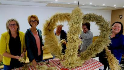 Bild: le
Unter der Regie von Marlene Noetzel (links) entstand eine Erntekrone, die am Sonntag, 6. Oktober, um 9.30 Uhr von der Marktplatzanlage in die Pfarrkirche getragen wird.