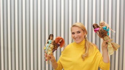 Bild: Evi Wagner
Melanie Korsche strahlt, wenn sie ihre kleinen Schätze in Händen hält. Seit Jahren sammelt sie Barbies.
