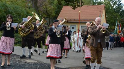 Bild: jr
Mit einem Kirchenzug begannen die Feiern zum 40-jährigen Bestehen des Katholischen Landvolks Leonberg. Angeführt von der Mitterteicher Stadtkapelle zogen die Vereine vom Pfarr- und Jugendheim zur Pfarrkirche St. Leonhard.