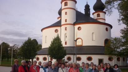 Bild: exb
Die Teilnehmerinnen des Frauenbund-Ausflugs vor der Dreifaltigkeitskirche Kappl.