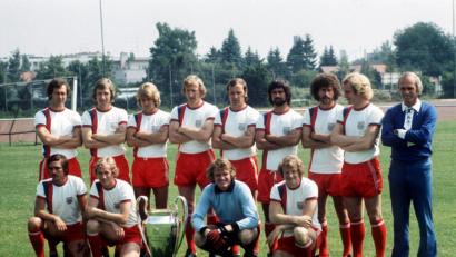 Bild: agentur_dpa
Nur Legenden, die europäischen Landesmeister des FC Bayern von 1974: Franz Beckenbauer steht ganz links, Dritter von links ist Rainer Zobel, der 1970 von Hannover 96 nach München gewechselt war. Trainer Udo Lattek (stehend rechts) ist mächtig stolz auf seine Truppe.
