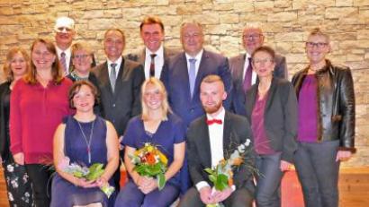 Bild: wbe
Die besten Absolventen (sitzend, von links) Katalin Toth (1,3), Valerie Berendes (1,0) und Jack Schröder (1,3) mit (von links) Sekretärin Stefanie Kurz, Klassleiterin Christine Eikam, Klassleiter Reiner Klopsch, Klassleiterin Sabine Sperber, stellvertretendem Vorstand Roland Ganzmann, Schulleiter Hans-Jürgen Bruhn, Landrat Richard Reisinger, Dritter Bürgermeister Hans-Jürgen Reitzenstein, Ärztin Barbara Wagner und Lehrerin Lydia Hölzle.