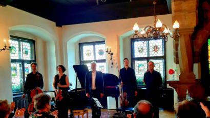Bild: Heiner Brückner
Das Humboldt-Quartett konzertierte das Klavierquartett Nr. 2 in a-Moll, op. 133, bei der Matinee „Max in Wörtern und Tönen“ zum Abschluss der Kammermusiktage des Max-Reger-Festivals im Alten Rathaus. In der Mitte der als „Tatort“-Kommissar bekannte Grimme-Preis-Träger Udo Wachtveitl. Er rezietierte Texte von und über Max Reger.