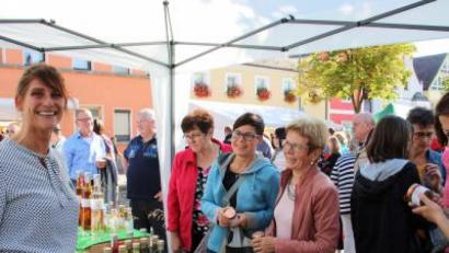 Bild: prh
Sandra Stengel-Rewitzer freut sich, dass ihre Wildkräuterprodukte das Interesse der Besucher geweckt haben.