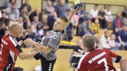 Bild: Ziegler
Der ballführende Amberger Paul Rössle (Mitte) wird von den Buckenhofenern Christoph Sümmerer (links) und Rechtsaußen Björn Schwarz (rechts) am Kreis gestellt.