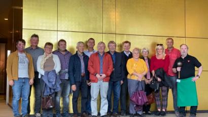 Bild: nza
Die Reisegruppe vor der Goldwand. Rechts: Goldschlägermeister Dieter Drotleff