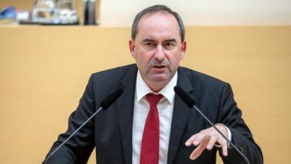 Bild: Archivbild: Sina Schuldt/dpa 
Wirtschaftsminister Hubert Aiwanger (Freie Wähler) hat zum Abschluss des bayerischen Energiegipfels seine Ziele für den Ausbau der regenerativen Energien abgesteckt.