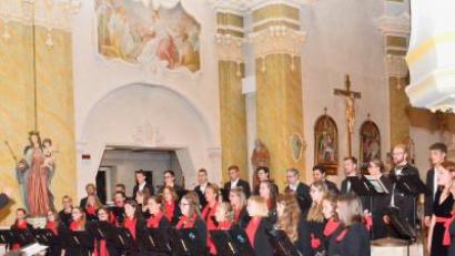 Bild: fjo
Der in Pleystein geborene Karl Heinz Malzer (links) präsentiert mit dem Jugendchor des Fränkischen Sängerbunds ein grandioses Kirchenkonzert. Dazwischen begeistert der Chorsänger Thomas Falk (rechts) an Orgel und Klavier.