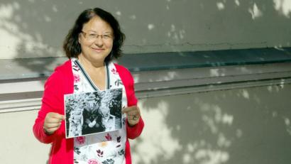 Bild: gac
Vor dem Geburtshaus von Walter Höllerer in der Bayreuther Straße zeigt Elke Kotzbauer ein Kinderbild von Walter Höllerer mit Großvater und Schwester.