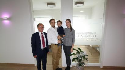 Bild: bjp
Ab 1. Oktober sind Dr. Olga und Dr. Johannes Burger (hier mit Sohn Valentin) in der Ludwig-Bock-Straße für ihre Patienten da. Zum Abschluss des Bauvorhabens gratuliert Bürgermeister Werner Walberer.