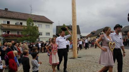 Bild: ads
Viel Zeit zum Baumaustanzen bleibt den 29 Paaren nicht, denn nachdem das letzte der 18 amüsanten Gstanzeln gesungen ist, setzt der Regen ein. Die Feier geht im Zelt weiter.