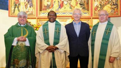 Bild: do
Das Pastoralteam der Pfarrei St. Laurentius ist wieder komplett. Bei einem Festgottesdienst begrüßen Stadtpfarrer Thomas Jeschner (links) und Ruhestandspfarrer Helmut Süß (rechts) Pfarrvikar Dr. Victor Usman Jamahh (Zweiter von links) und Personalreferent Alfred Kick (rechts daneben).