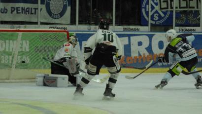 Bild: gb
Die Entscheidung im ersten Heimspiel der Blue Devils: Tomas Rubes (rechts) schießt in der 47. Minute zum 4:2-Endstand ein. Die Höchstadter Michael Cejka und Torwart Nicola Henseleit haben das Nachsehen.