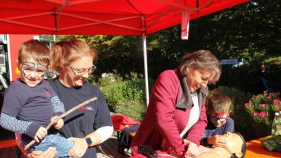 Bild: frd
Nahezu das ganze Spektrum der medizinischen Versorgung und auch der Notfallversorgung wurde beim „Tag der offenen Tür“ in der Asklepios-Klinik abgebildet. Unter anderem konnte bei den First Respondern der Feuerwehr Oberviechtach die Wiederbelebung an einer Puppe geübt werden.