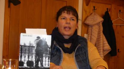 Bild: rn
Mit einem literarischen Kontrastprogramm wartet Carmen Longares-Ulrich beim Wein-Lese-Abend des Katholischen Frauenbundes auf. Sie entführt ihre Zuhörerinnen an schaurige und abenteuerlich-heitere Stätten.