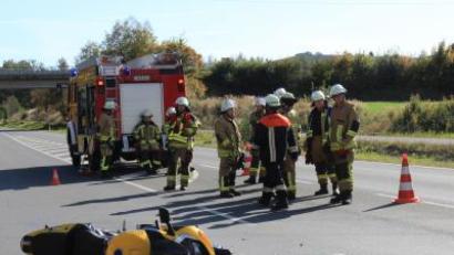 Bild: hd
Der Motorradfahrer konnte den Zusammenstoß nicht mehr verhindern und stürzte. Die Feuerwehr Tirschenreuth leitete den Verkehr an der Unfallstelle vorbei.