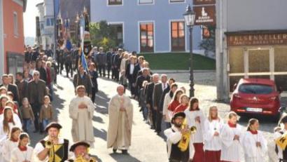 Bild: es
Mit einem langen Kirchenzug begann am Sonntag die Feier des Kirchenpatroziniums "St.Michael".in der Pfarrei Tännesberg.