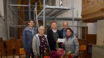 Bild: dob
Eine schwere Aufgabe liegt mit der Gesamtrenovierung der Stadtkirche vor den Verantwortlichen der Evangelischen Kirchengemeinde. Christa Wildenauer (rechts) brachte 1000 Euro Spenden vorbei. Stadtpfarrer Dieter Schinke (Mitte) nahm das Geld mit Uli Münchmeier, Ulrike Kießling und Hermann Bibel (von links) dankbar entgegen.