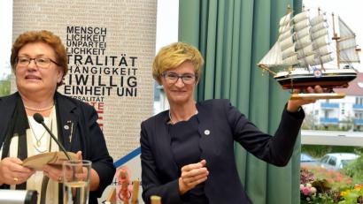 Bild: zig
Festakt zum Wechsel im Amt der Vorsitzenden der Schwesternschaft Wallmenichhaus. Die alte Oberin Brigitte Wedemeyer (links) überreichte ihrer Nachfolgerin Tatjana Richter (rechts) ein Segelschiff als Symbol für die Schwesternschaft.