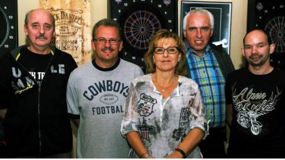 Bild: gf
Daniel Birkholz (rechts), der neue Vorsitzende der Dartliga, verabschiedet ehemalige Vorstandsmitglieder, die teils fast 25 Jahre im Amt waren (von links): Olli Bogner, Peter Ritter, Petra Zenger und Manfred Hofmann.