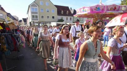 Bild: hm
Bestens gelaunt ziehen die Kirwapaare auf den Marktplatz ein.