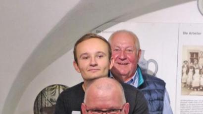 Bild: u
Sie nennen es eine „verrückte Idee“, die das Schauspielerensemble des Festspielvereins im Juni 2020 in die Tat umsetzen will – die Bühnenaufführung des Jules-Verne-Romans „In 80 Tagen um die Welt“ im Hirschauer Mälzerei-Theater: die Ideengeber Roland Fritsch und Ludwig Koller sowie Festspielvereinsvorsitzender Hans Drexler.