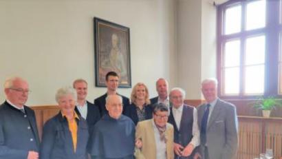 Bild: tu
Pater Albrecht Herrmann (Vierter von links) freut sich über die Glückwünsche der Pleysteiner.