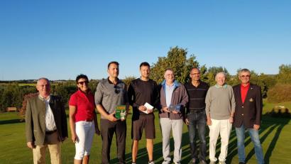 Bild: exb
Die erfolgreichsten Teilnehmer des Vergleichsturniers, von links Herbert Bäuml als Vertreter des Golfclubs Stiftland zusammen mit Petra Schmidtkonz, Martin Prey, Florian Plail, Armin Goller, Heinz Engmann, Horst Röder und Kurt Knote, Präsident des Golfclubs Schwanhof..
