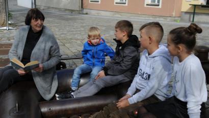 Bild: gf
Irmgard Buschhausen las am Samstag vor dem Vils-Kiosk Kindergeschichten vor. Die Zahl der Zuhörer blieb bei dieser Premiere überschaubar.