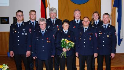 Bild: dob
Gerhard Stahl, Brigitte Süss und Anton Schwägerl (vorne, von links) werden für ihre jahrzehntelange Feuerwehrarbeit im Rathaus ausgezeichnet. Vor allem die Laudatoren Magdalena Süss (Zweite von rechts) und Thomas Stahl (Zweiter von links) überraschen die Gäste mit emotionalen Reden.