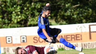 Bild: A. Schwarzmeier
Resolut zur Sache ging die SpVgg Schirmitz gegen die SpVgg SV Weiden II. Auf dem Bild grätscht Timo Hirmer gegen den Weidener Deniz Bock. Im nächsten Derby gegen den SV Etzenricht wollen die Schirmitzer erneut ihre Zweikampfstärke unter Beweis stellen.