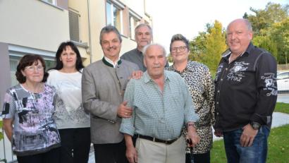 Bild: dob
Michael Hartung (vorne) feiert 85. Geburtstag. Auch Bürgermeister Andreas Wutzlhofer (Dritter von links) wünscht alles Gute.