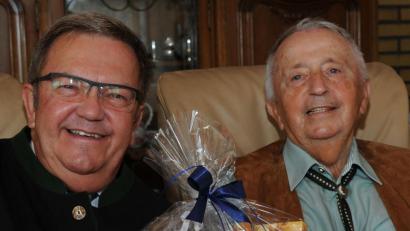 Bild: gf
Mit einem Geschenkkorb gratulierte Bürgermeister Martin Preuß (links) dem 90-jährigen Leo Foitzik zum Geburtstag.
