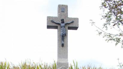 Bild: soj
Das Flurkreuz bei der sogannten Zolltafel neben dem Weg von Ebnath nach Hermannsreuth wurde 1936 von Anton Schecklmann erbaut.