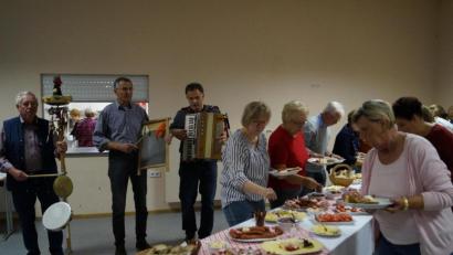 Bild: du
Beim "Südtiroler Abend" des Frauenbundes im Pfarrsaal herrscht beste Stimmung bei Musik und einem reichhaltigen Südtiroler Spezialitätenbuffet.