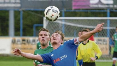 Bild: walberer
Der FC Wernberg ist momentan gut drauf. Beim SV Etzenricht – hier eine Szene mit SV-Spieler Marin Pasieka (blau) gegen Noah Schmidt – gewann die Gietl-Elf mit 2:0. Im Derby geht es nun für den FC am Donnerstag gegen den Lokalrivalen TSV Detag Wernberg.