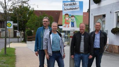 Bild: nag
Die CSU Schnaittenbach engagiert sich für einen unfallfreien Schulweg (von links): Markus Nagler, Matthias Rackwitz, CSU-Ortsvorsitzender Marcus Eichenmüller und Markus Frauendorfer.