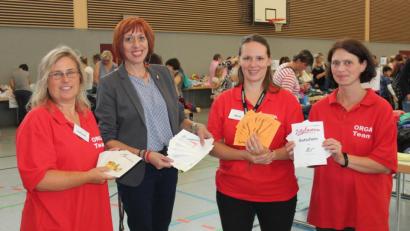 Bild: stg
500 Euro in Form von Gutscheinen Kemnather Geschäfte gab es jetzt für den Kinderschutzbund. Jutta Deiml (Zweite von links) freute sich.