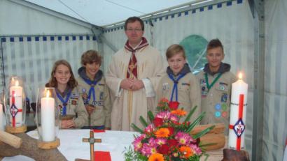 Bild: wmr
Diözesankurat Bernhard Reber feierte den Festgottesdienst, als Ministranten waren Mitterteicher Jungpfadfinder dabei.