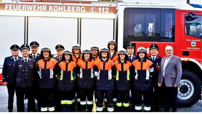 Bild: jml
Erleichterte Gesichter zwischen Helm und Einsatzkleidung. Die Feuerwehrleute freuen sich nach bestandener Leistungsprüfung. Auch Ausbilder, Kommandant, Prüfer, Kreisbrandinspektor, zweiter Vorsitzender und Bürgermeister Rudolf Götz freuen sich über den Erfolg.