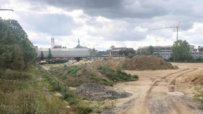 Bild: ge
Hier am Katzenberg soll auf dem ehemaligen Allwetterplatz die neue Kita der Stadt entstehen. Noch türmen sich hier allerdings die Erdhügel.