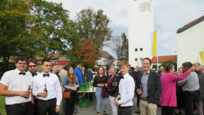Bild: adj
Nach dem Gottesdienst freuen sich auch die Mitglieder des Burschenvereins auf ein kaltes Getränk.