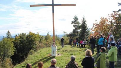 Bild: nis
Rund 50 Gläubige nahmen den Aufstieg auf den Schlosshügel auf sich. Pfarrer Albert Hölzl segnet das neun Meter hohe Gipfelkreuz in Altenschneeberg.