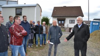 Bild: fuw
Bürgermeister Rupert Troppmann begrüßt Stadträte, Architekten und Baumeister zur Hebfeier am Bergmühlweg. Im Rahmen des sozialen Wohnungsbaus entstehen hier zwölf neue Wohnungen.