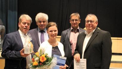 Bild: stg
Viele Gratulationen bekam Franziska Käs als beste Auszubildende zur Schreinerin von (von links) Obermeister Wolfgang Seifried, Ehrenkreishandwerksmeister Karl Arnold und stellvertretendem Kreishandwerksmeister Engelbert Schicker. Eine Urkunde wurde auch an Georg Michael Fütter (rechts), Chef des Kemnather Ausbildungsbetriebs, überreicht.