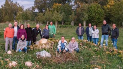 Bild: nza
Die Kürbisgruppe und Organisatoren des Kürbisfestes auf der Kürbisplantage im Bürgerpark.