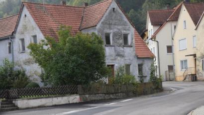 Bild: bö
Es schaut gut aus, dass der Buswendeplatz vom Marktplatz wieder verschwindet. Wenn das leerstehende Haus Jakobusstraße 5 abgerissen wird, hat man soviel Spielraum, dass die Buswendestelle in Richtung Wertstoffhof verlegt werden kann. Josef Gmach und Sebastian Schärl haben sich im Marktrat vehement dafür eingesetzt.