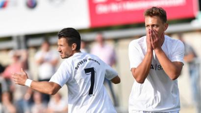 Bild: A. Schwarzmeier
Es ist zum Verzweifeln: Die SpVgg SV Weiden II hat in den letzten Spielen keine schlechten Leistungen abgerufen, aber vor dem gegnerischen Tor ist man zu harmlos. Gegen Spitzenreiter SV Hahnbach wollen Spielertrainer Michael Riester (links) und Jonas Heimerl endlich wieder Tore bejubeln.