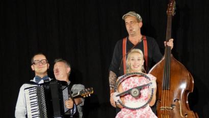 Bild: weu
„Conny und die Sonntagsfahrer“ begeisterten das Publikum in der Schwarzachtalhalle mit ihrer Musikshow aus den 1950er Jahren.